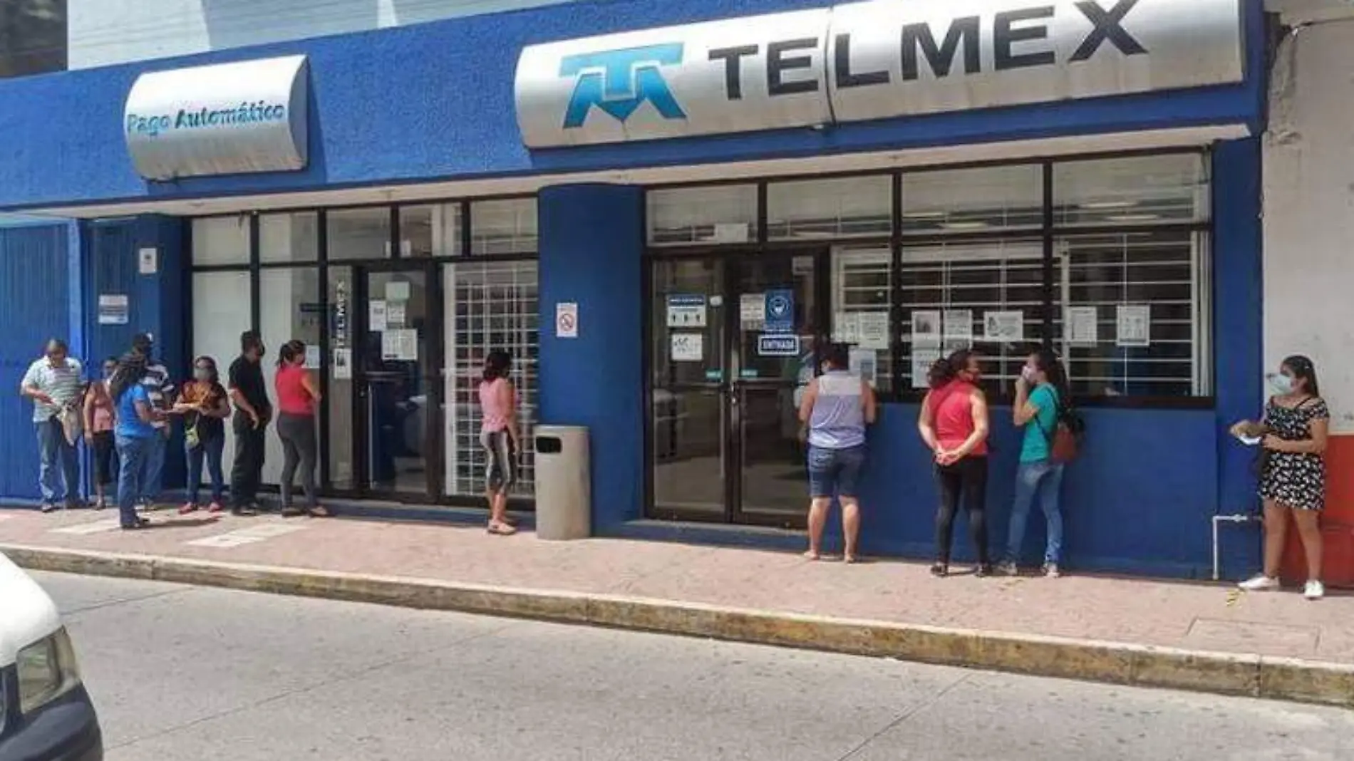 personas haciendo fila en Telmex